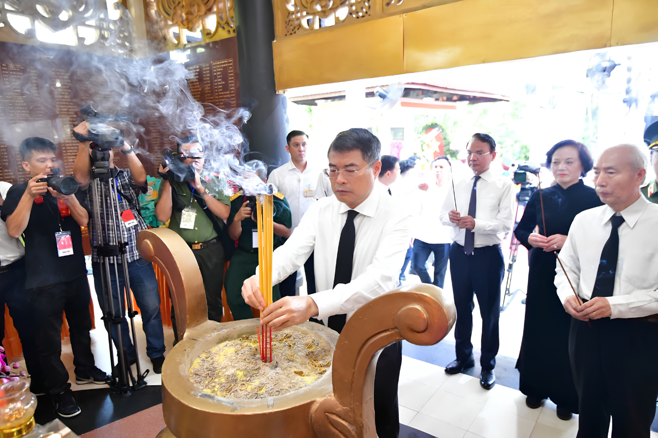 Truy điệu và an táng 731 hài cốt liệt sĩ được quy tập tại Công viên Lê Thị Riêng